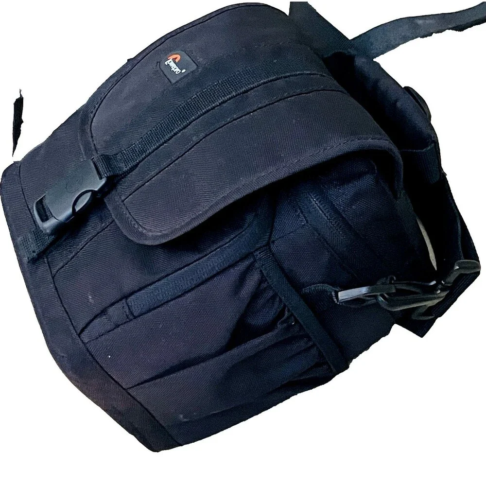 Lowepro Camera Case Adventura 140 Ripstop 8 x 8 in Small Black Padded Strap